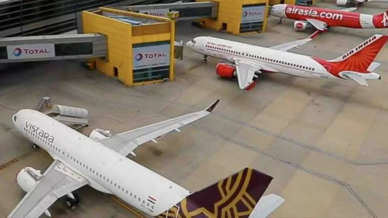 दिल्ली एयरपोर्ट पर एटीसी सर्वर में गड़बड़ी, 25 विमानों की उड़ान में देरी