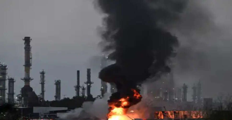 ईरान पर इजरायल के हमले के बाद तेल रिफाइनरी में आग