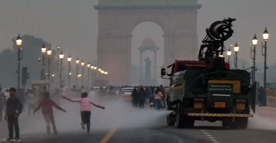 दिल्ली में घने कोहरे और गंभीर वायु गुणवत्ता की स्थिति