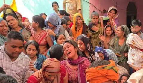 बुलंदशहर में ट्रिपल मर्डर: परिजनों का प्रदर्शन और पुलिस की कार्रवाई