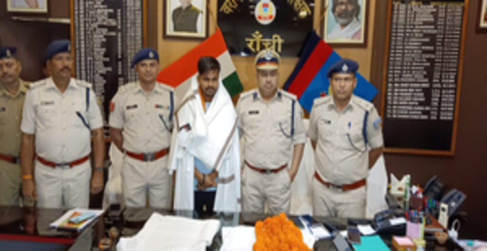 प्रेमिका के समझाने पर मोस्ट वांटेड नक्सली कमांडर ने रांची पुलिस के सामने किया सरेंडर
