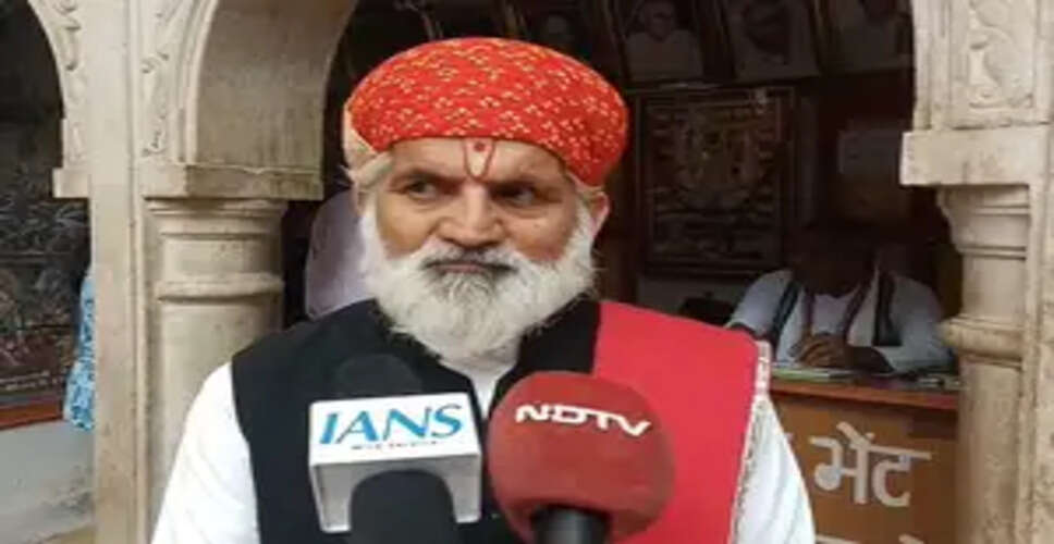 राजस्थान के राजसमंद के द्वारकाधीश मंदिर में बसंत उत्सव के दौरान श्रद्धालुओं की भारी भीड़
