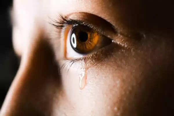 आंखों में पानी आने के 6 प्रमुख कारण और उनके समाधान
