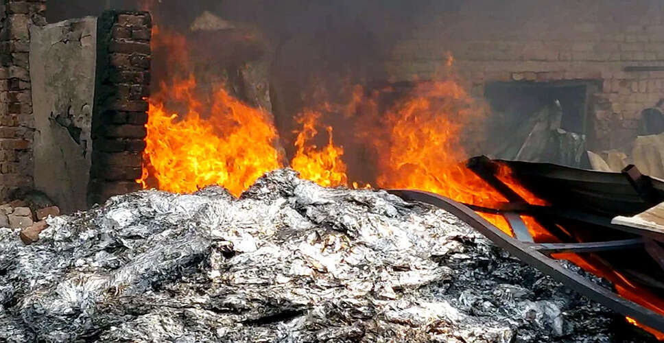 दिल्ली में झुग्गियों में आग लगने से हड़कंप, कोई हताहत नहीं