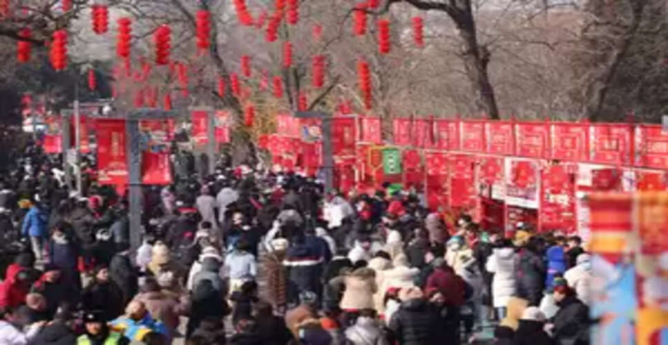 वसंत त्योहार की छुट्टियों में पेइचिंग आने वाले पर्यटकों की संख्या में भारी इजाफा