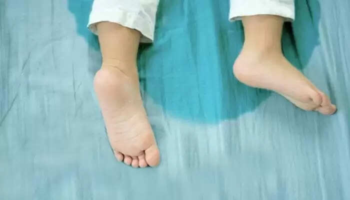 बच्चों में बिस्तर गीला करने की समस्या: समाधान और घरेलू उपाय