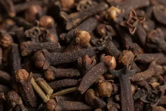 खाली पेट लौंग चबाने के अद्भुत स्वास्थ्य लाभ