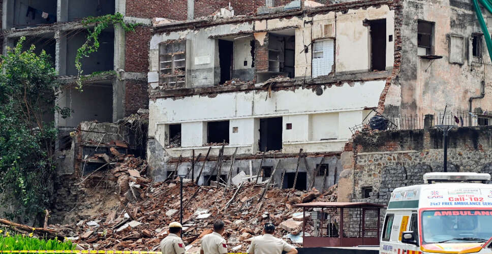 पालघर में चार मंजिला अपार्टमेंट ढहा, दो की मौत और नौ घायल