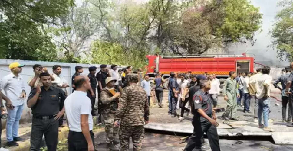 एयर इंडिया विमान हादसा, सेना-एनडीआरएफ की टीम और डॉक्टर दुर्घटना स्थल पर तैनात