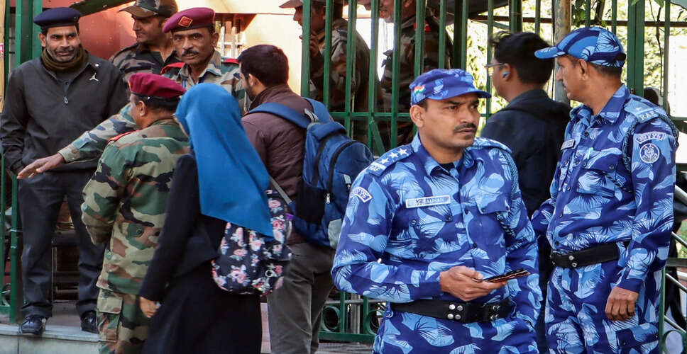 दिल्ली में बम की धमकी से हड़कंप, स्कूल और कॉलेज खाली कराए गए