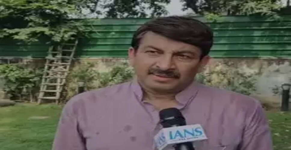 सांसद मनोज तिवारी ने किया सवाल, ‘दो महीने में कैसे भरे जाएंगे दिल्ली की सड़कों के गड्ढे’