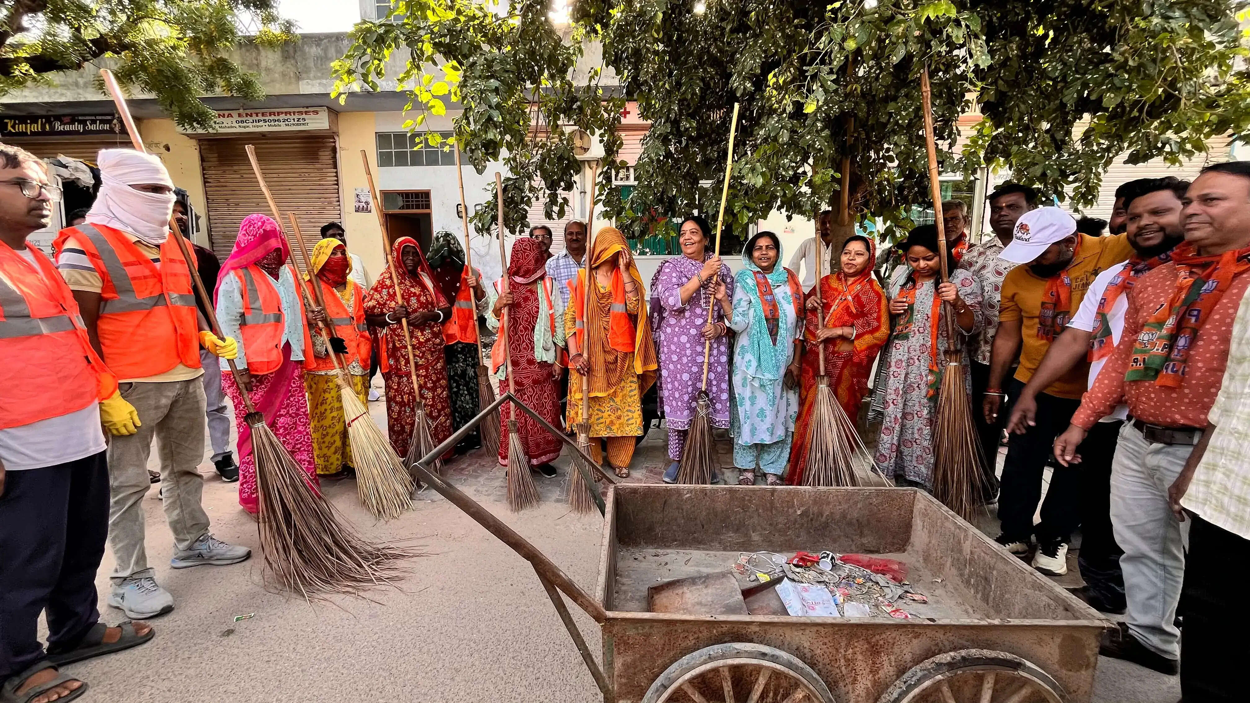 पार्षद प्रतिभा शर्मा ने स्वच्छता अभियान में किया श्रमदान