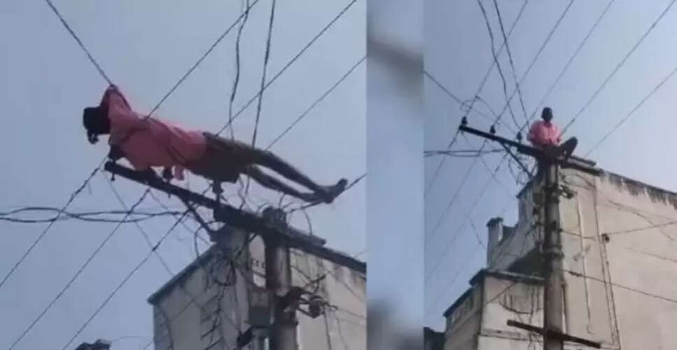 आंध्र प्रदेश में नशे में धुत व्यक्ति का बिजली के पोल पर चढ़ना