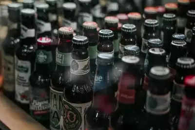 दो भारतीय-अमेरिकियों पर चोरी की बीयर खरीदने व बेचने का आरोप