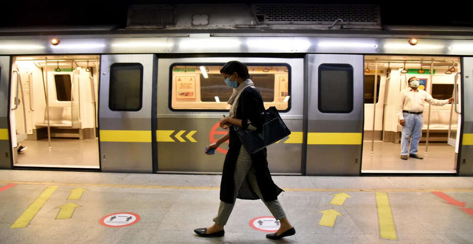 दिल्ली मेट्रो की येलो लाइन पर सेवाएं बाधित, यात्रियों को हुई कठिनाई