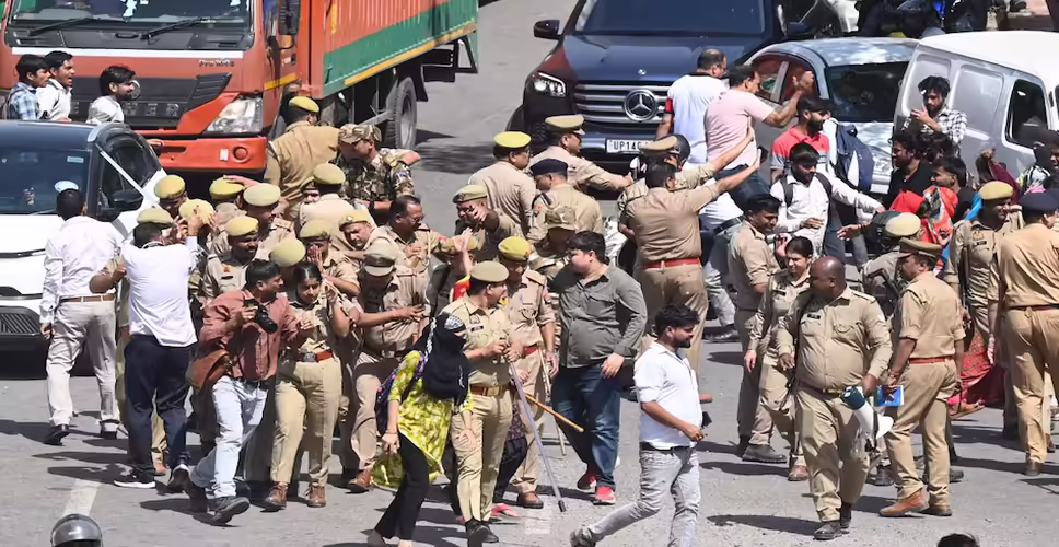 नोएडा में महंगाई के खिलाफ मजदूरों का प्रदर्शन: वेतन वृद्धि की मांग