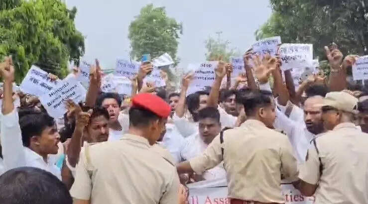असम में अल्पसंख्यक समूहों का विरोध, सरकार के भूमि खाली कराने के अभियान पर उठे सवाल