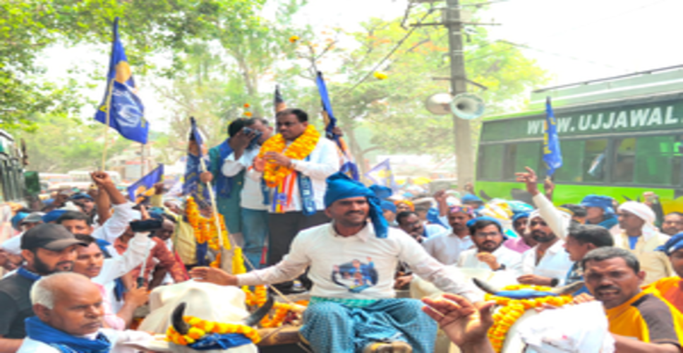 बिहार : बसपा प्रत्याशी अनिल चौधरी बैलगाड़ी पर सवार होकर नामांकन करने पहुंचे