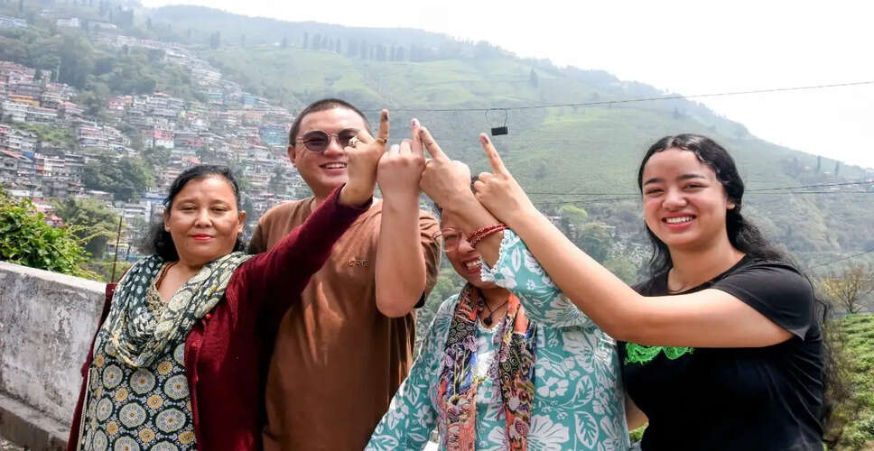 पश्चिम बंगाल और तमिलनाडु में चुनावी मतदान का उत्साह