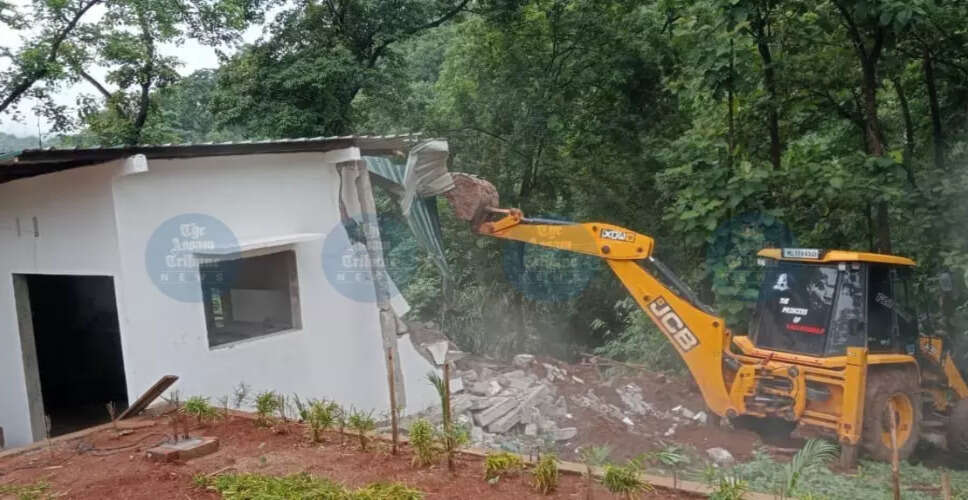 सोनापुर में अवैध रिसॉर्ट का निर्माण ध्वस्त, वन विभाग की कार्रवाई