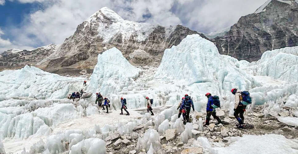 माउंट एवरेस्ट पर बर्फीले तूफान से फंसे पर्वतारोहियों का सफल बचाव