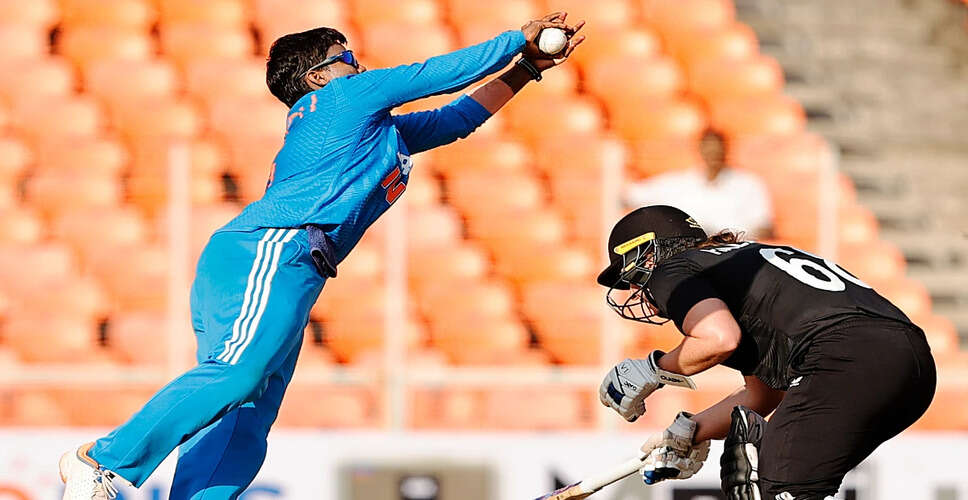 दीप्ति शर्मा ने टी20 गेंदबाजों की रैंकिंग में नंबर 1 स्थान हासिल किया