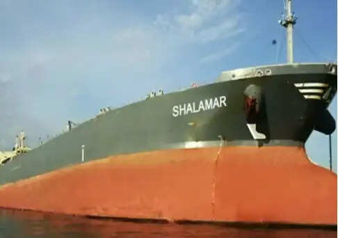 होर्मुज स्ट्रेट में तनाव: अमेरिका-ईरान वार्ता विफल होने के बाद जहाजों का यू-टर्न