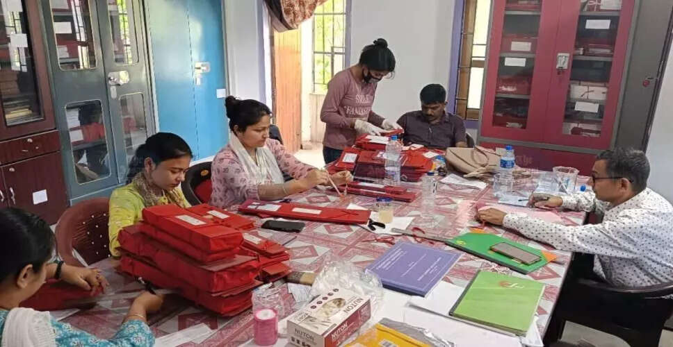 नलबाड़ी में प्राचीन पांडुलिपियों का संरक्षण: युवा समूह की पहल