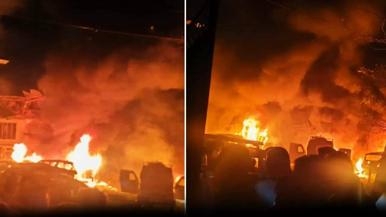 जम्मू-कश्मीर: आत्मदाह करने वाले विक्रेता की मौत, दिल्ली बम धमाके में बेटे से पूछताछ