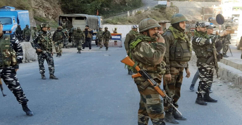 कुलगाम में आतंकवादियों के साथ मुठभेड़ में दो जवान शहीद, अभियान जारी