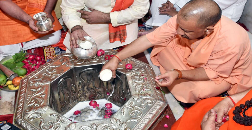 महाशिवरात्रि पर योगी आदित्यनाथ ने किया रुद्राभिषेक