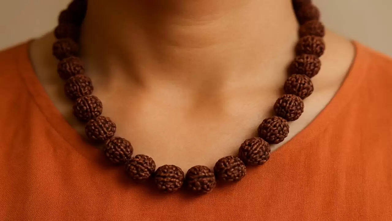 रुद्राक्ष पहनने के 7 महत्वपूर्ण नियम: जानें कैसे बदलें अपनी किस्मत