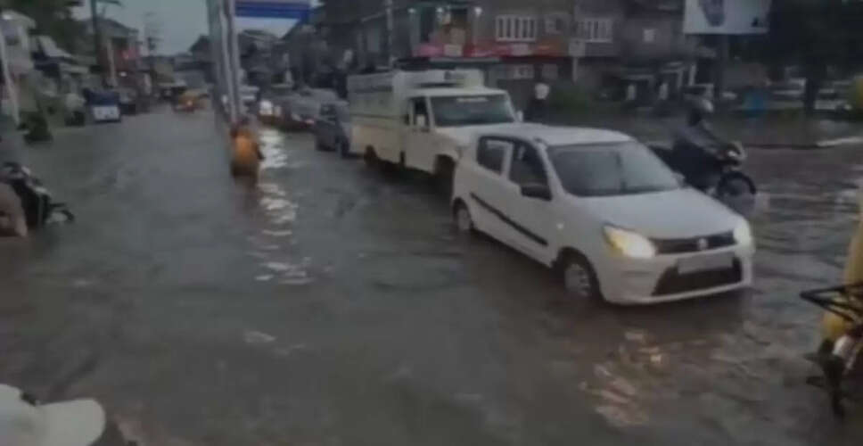 कश्मीर घाटी में बारिश से मिली राहत, लेकिन सड़कों पर जलभराव