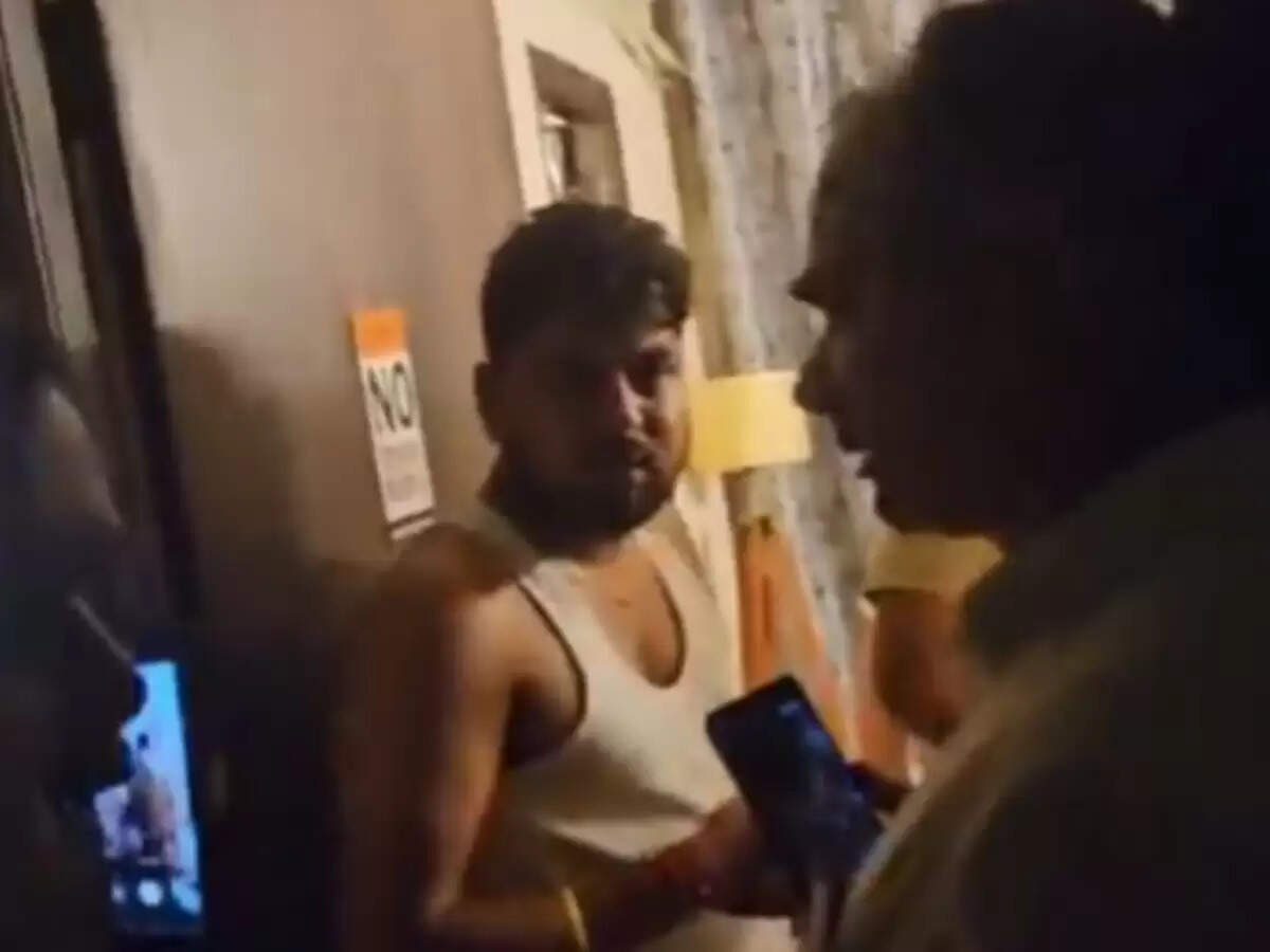 पत्नी ने पति को होटल में दूसरी महिला के साथ रंगे हाथ पकड़ा, हंगामा मच गया