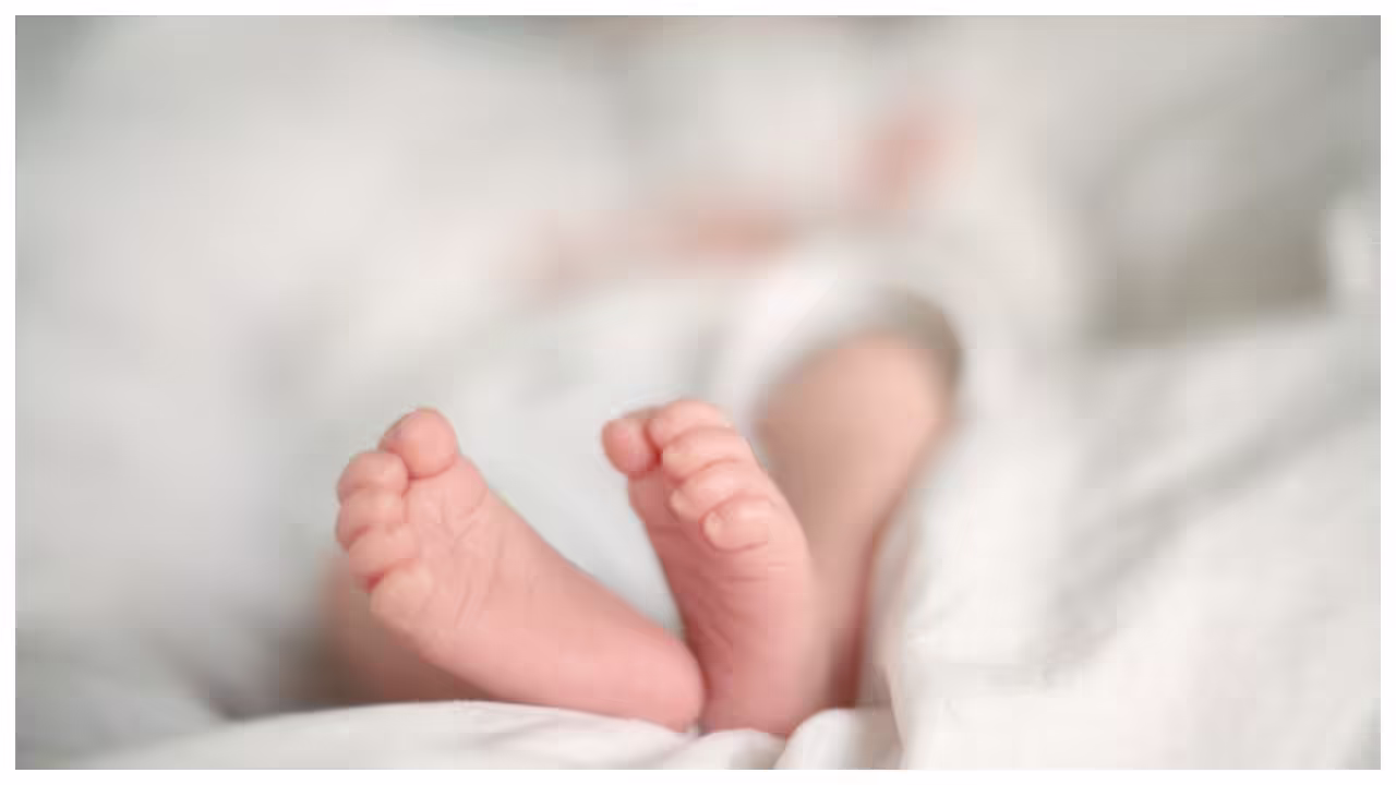 गुरुग्राम में एक महीने की बच्ची के पेट से निकले दो भ्रूण: एक अनोखी चिकित्सा घटना