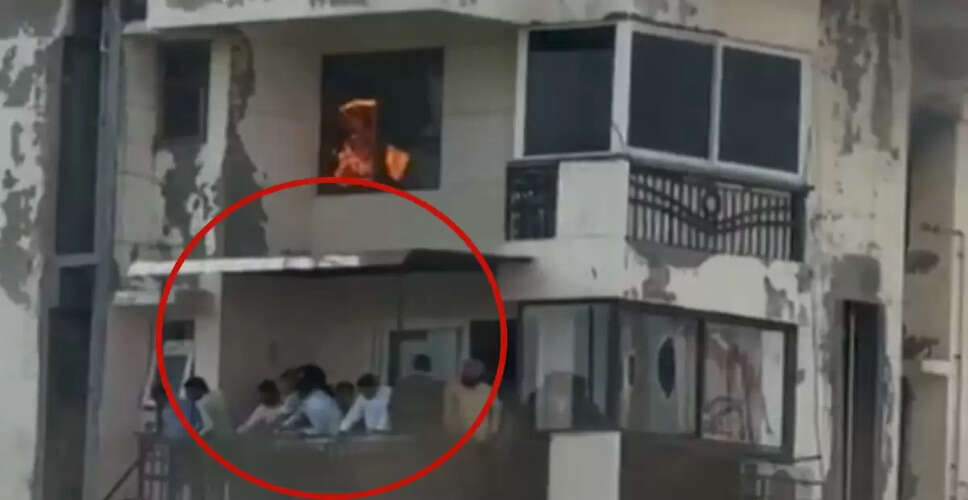 दिल्ली के द्वारका में अपार्टमेंट में भीषण आग, कुछ लोग फंसे होने की आशंका