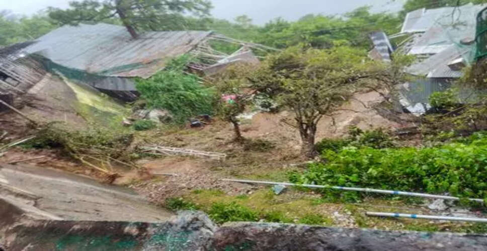 जम्मू-कश्मीर में भूस्खलन में चार व्यवसायियों की जान गई