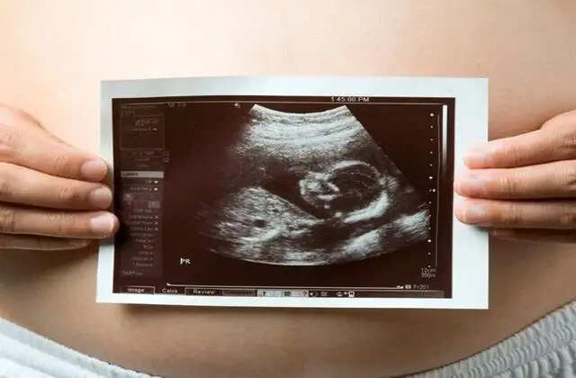 क्या गर्भ में बच्चे चलने की तैयारी करते हैं? जानें महत्वपूर्ण बातें