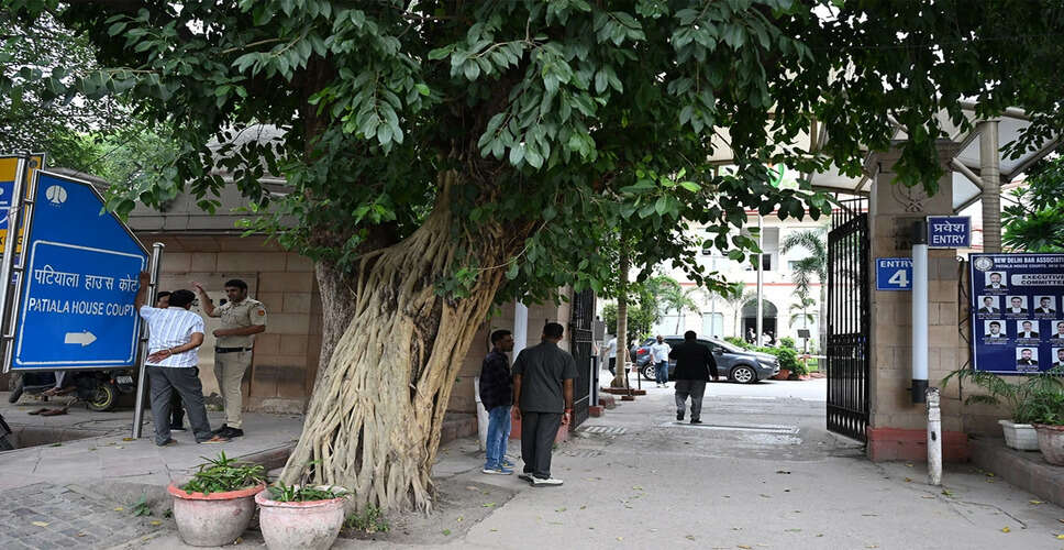 दिल्ली पुलिस ने चैतन्यानंद सरस्वती और चार अन्य के खिलाफ आरोपपत्र दायर किया