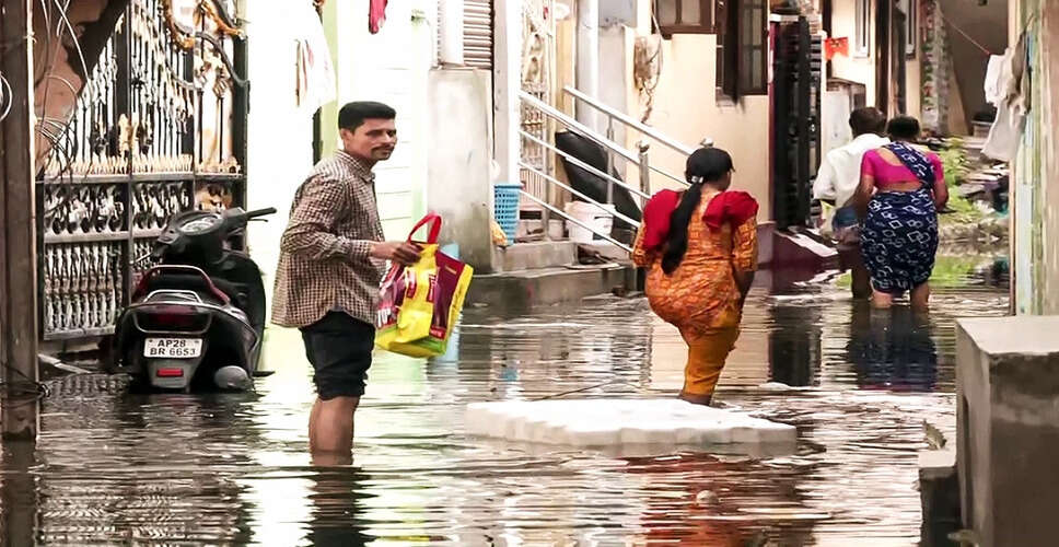 हैदराबाद में भारी बारिश से बाढ़, 1000 लोगों को राहत शिविरों में स्थानांतरित किया गया