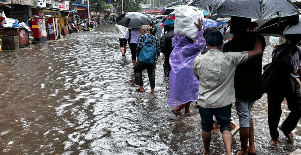 मुंबई में बारिश के बाद भूस्खलन से घरों को नुकसान, कोई हताहत नहीं