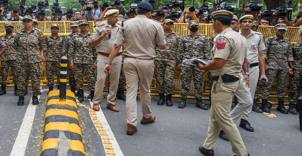 दिल्ली में गैंगस्टर के साथ पुलिस की मुठभेड़, तीन गिरफ्तार