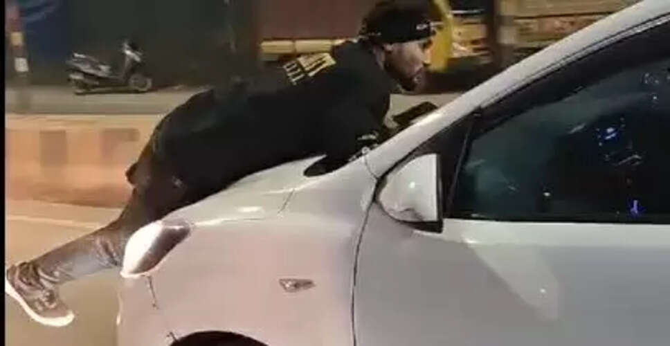 मुरादाबाद में बेवफाई का अजीब मामला: पति की कार के बोनट पर लटकने की घटना