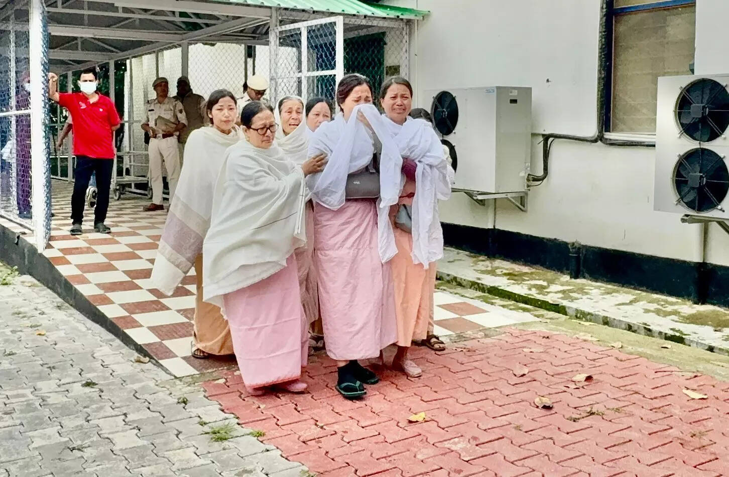 बिश्नुपुर विस्फोट में मारे गए बच्चों के शवों का परिवार ने किया अंतिम संस्कार