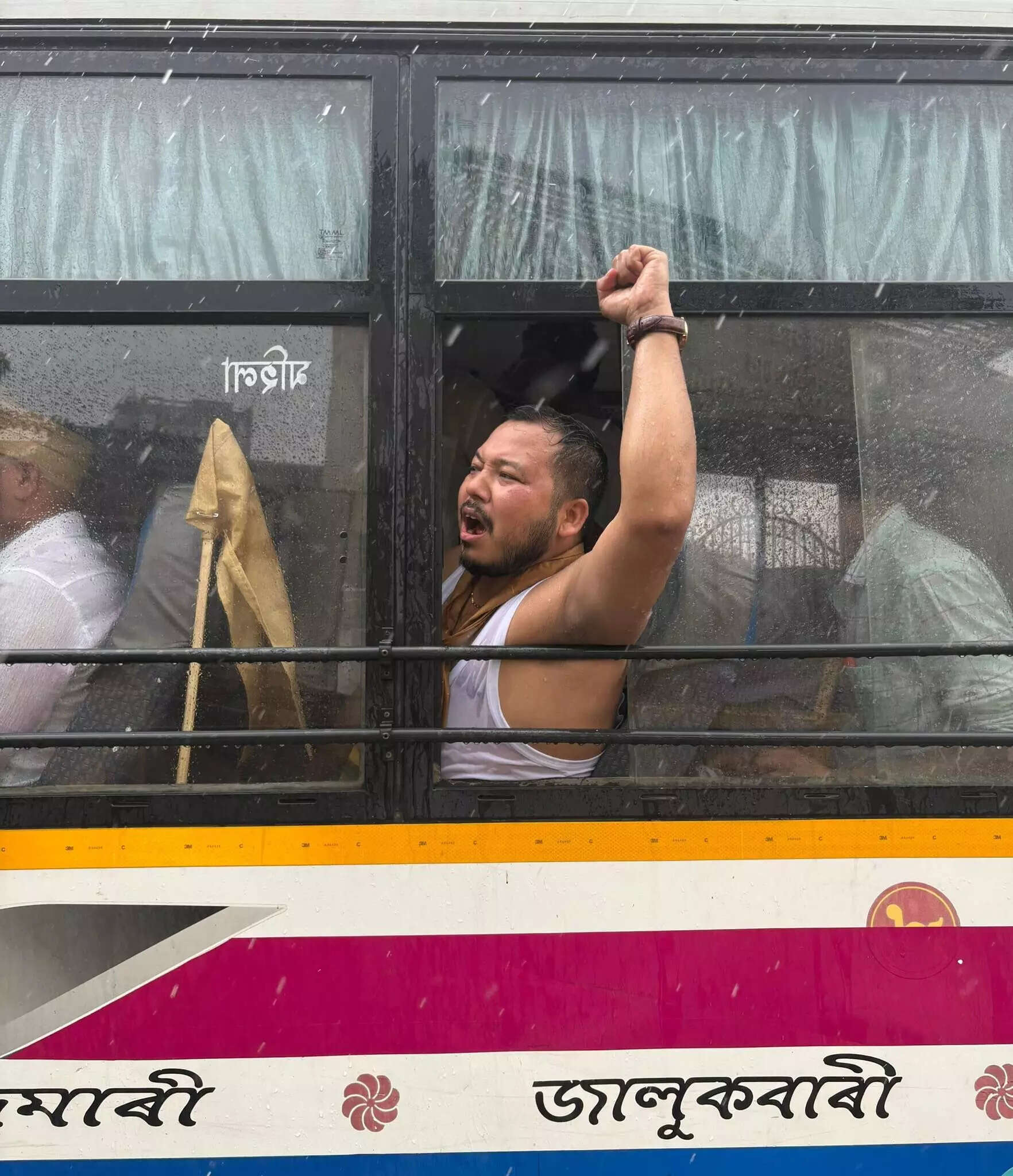 ताई अहोम समुदाय के लिए अनुसूचित जनजाति का दर्जा मांगने वाले छात्रों का प्रदर्शन