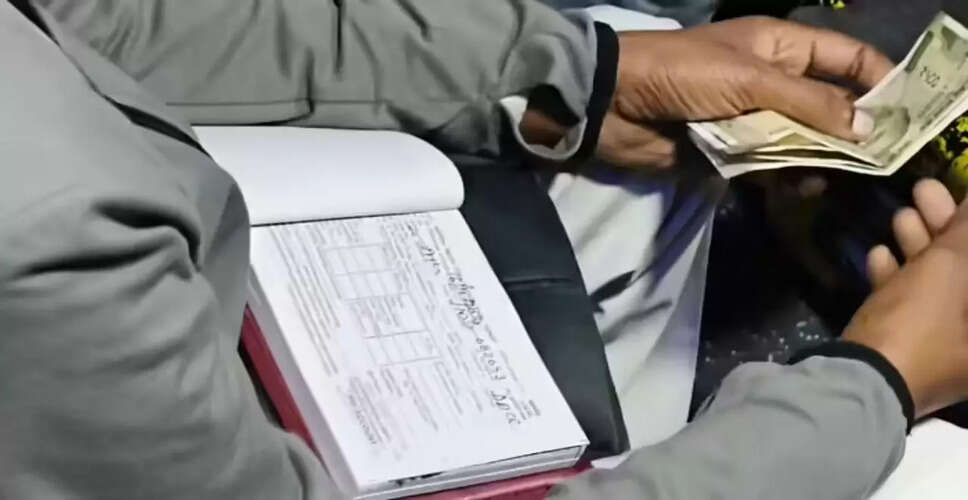 फर्जी टीटीई की हरकतें: झेलम एक्सप्रेस में यात्रियों में मची हलचल