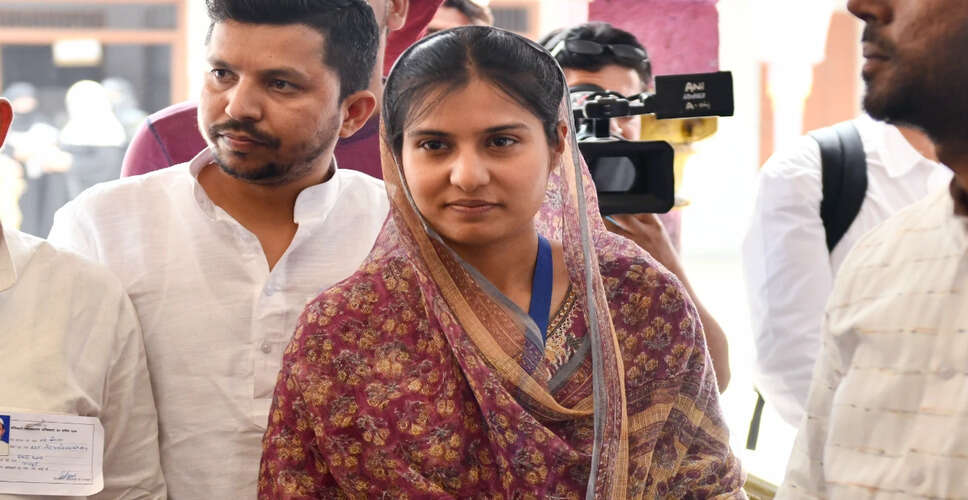 इकरा हसन ने अपर जिलाधिकारी पर दुर्व्यवहार का आरोप लगाया