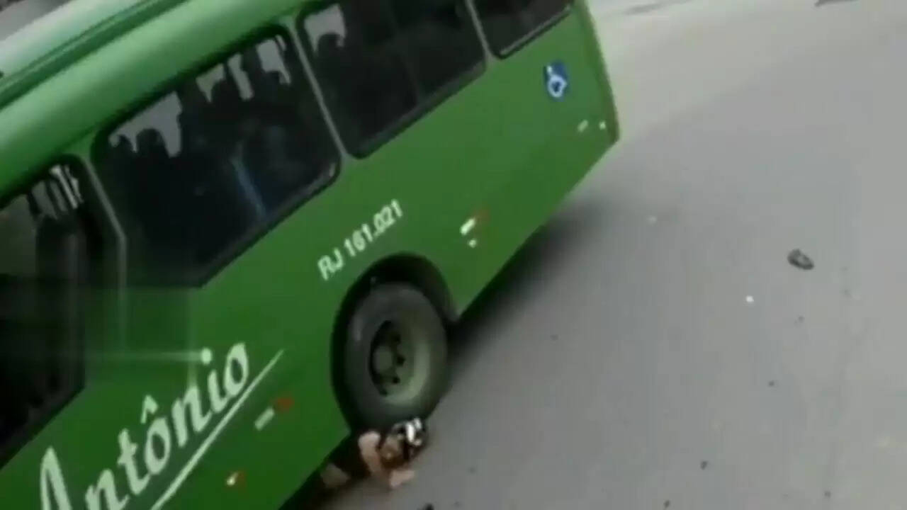 चमत्कार: बस के पहिये के नीचे आने से बचा बाइक सवार, जानिए कैसे