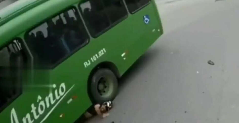 चमत्कार: बस के पहिये के नीचे आने से बचा बाइक सवार, जानिए कैसे