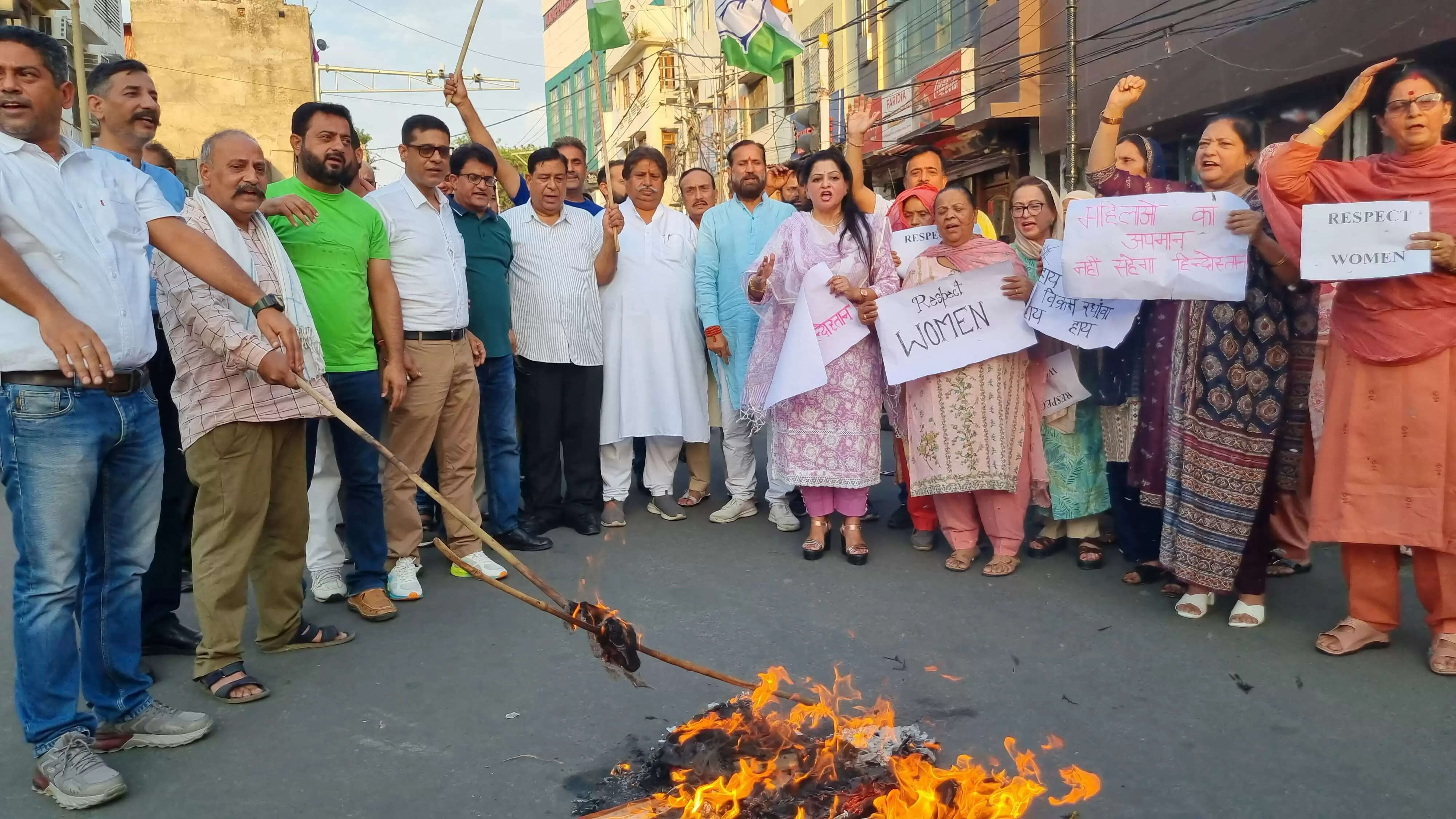 कांग्रेस ने विक्रम रंधावा के अपमानजनक टिप्पणियों के खिलाफ विशाल प्रदर्शन किया
